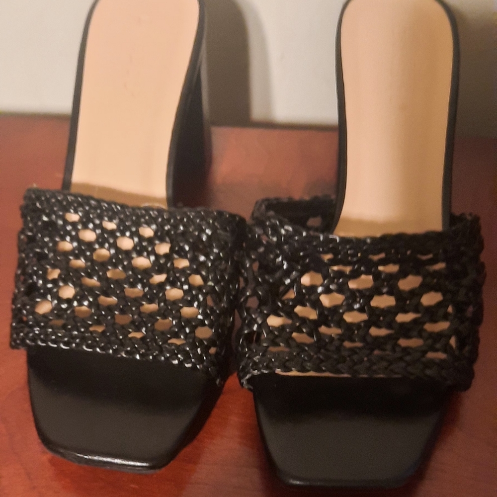 Size 8. Women 's Bamboo 3 inch block heel braided sandals. New with tag.